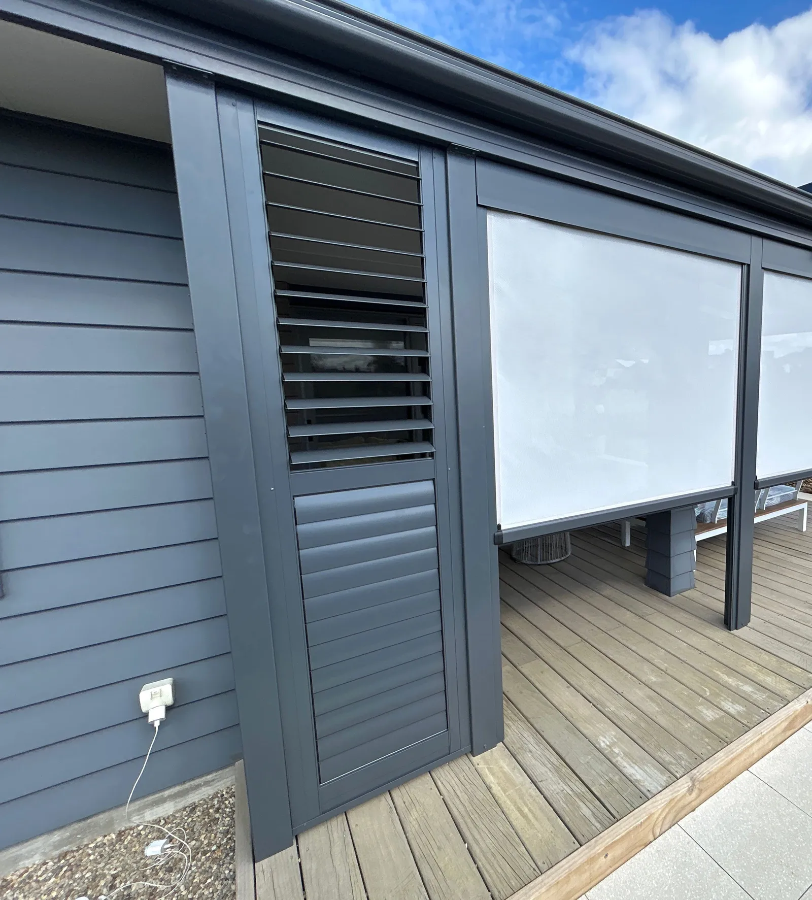 Aluminium shutter and side panels filling an outdoor structure