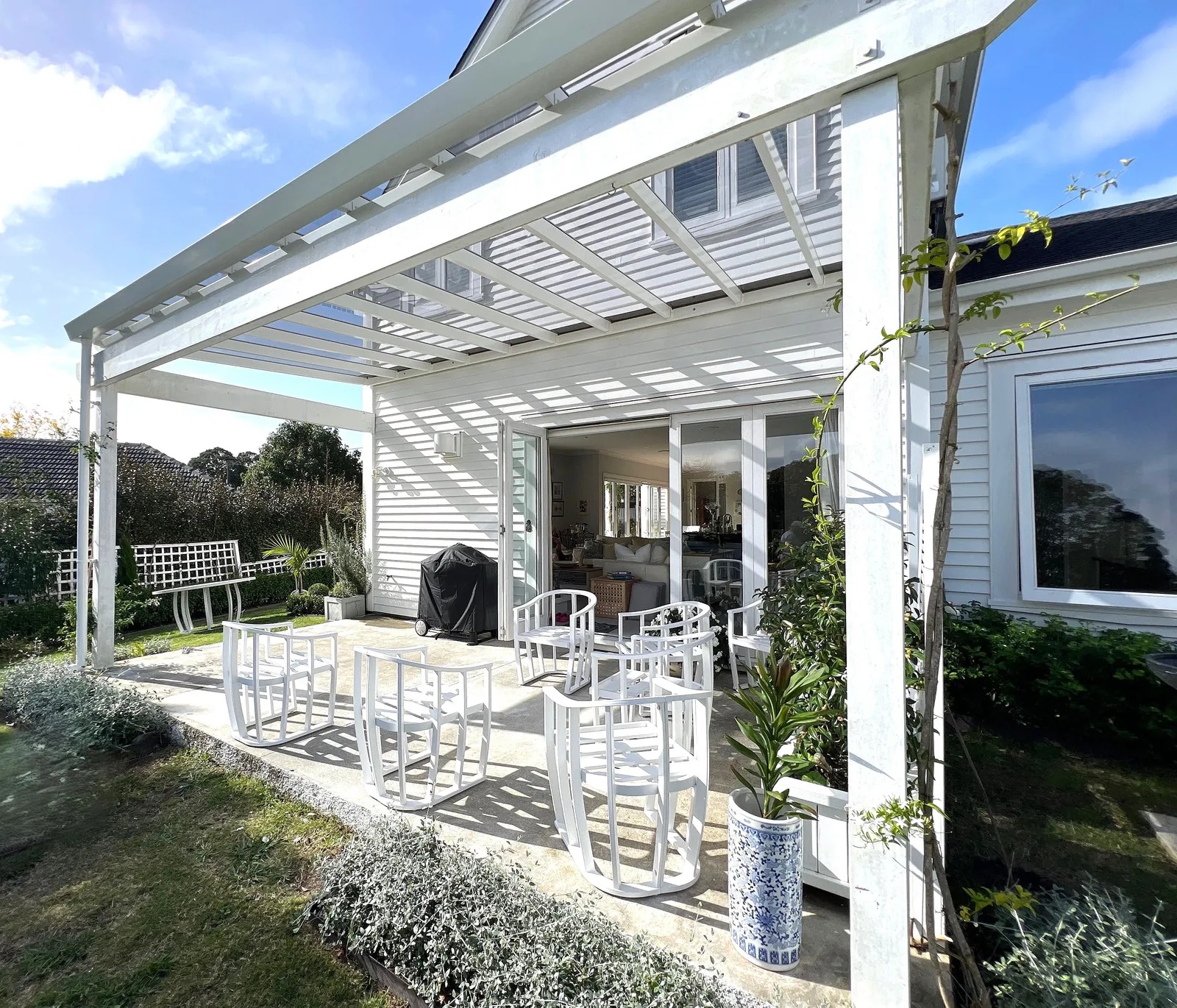 Enclosed outdoor living space