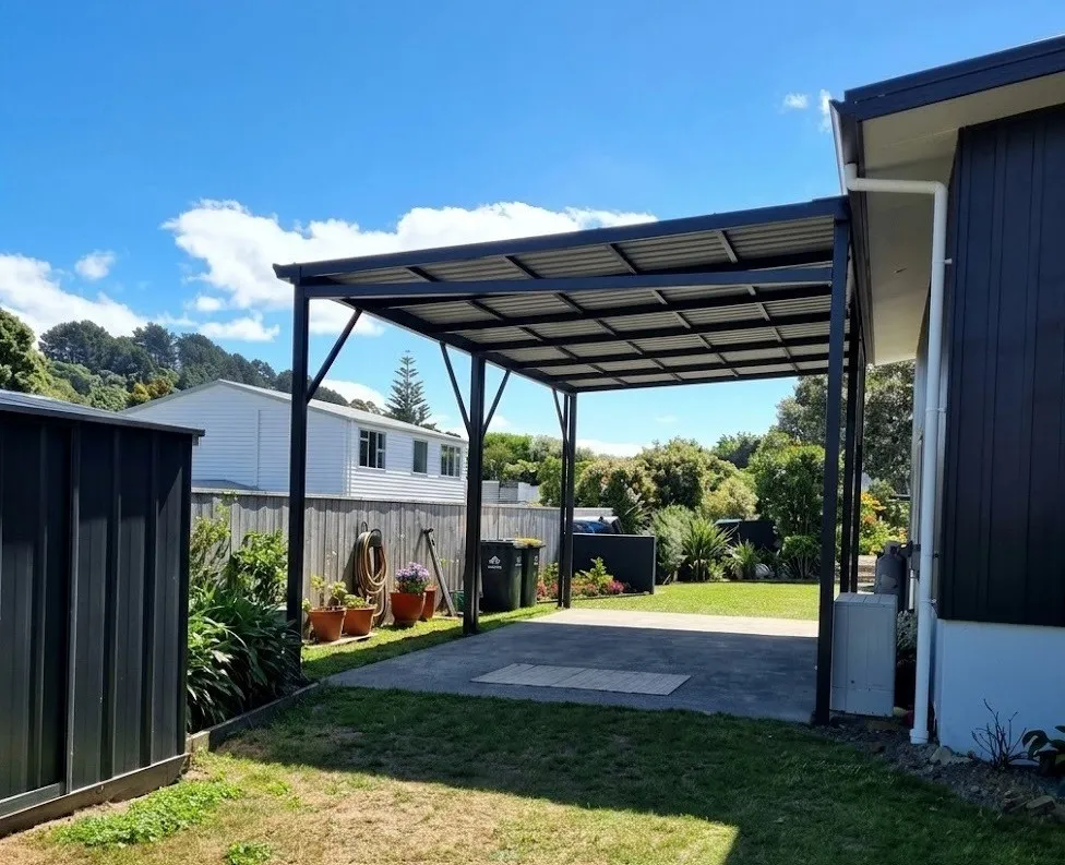Architectural commercial-style aluminium structure