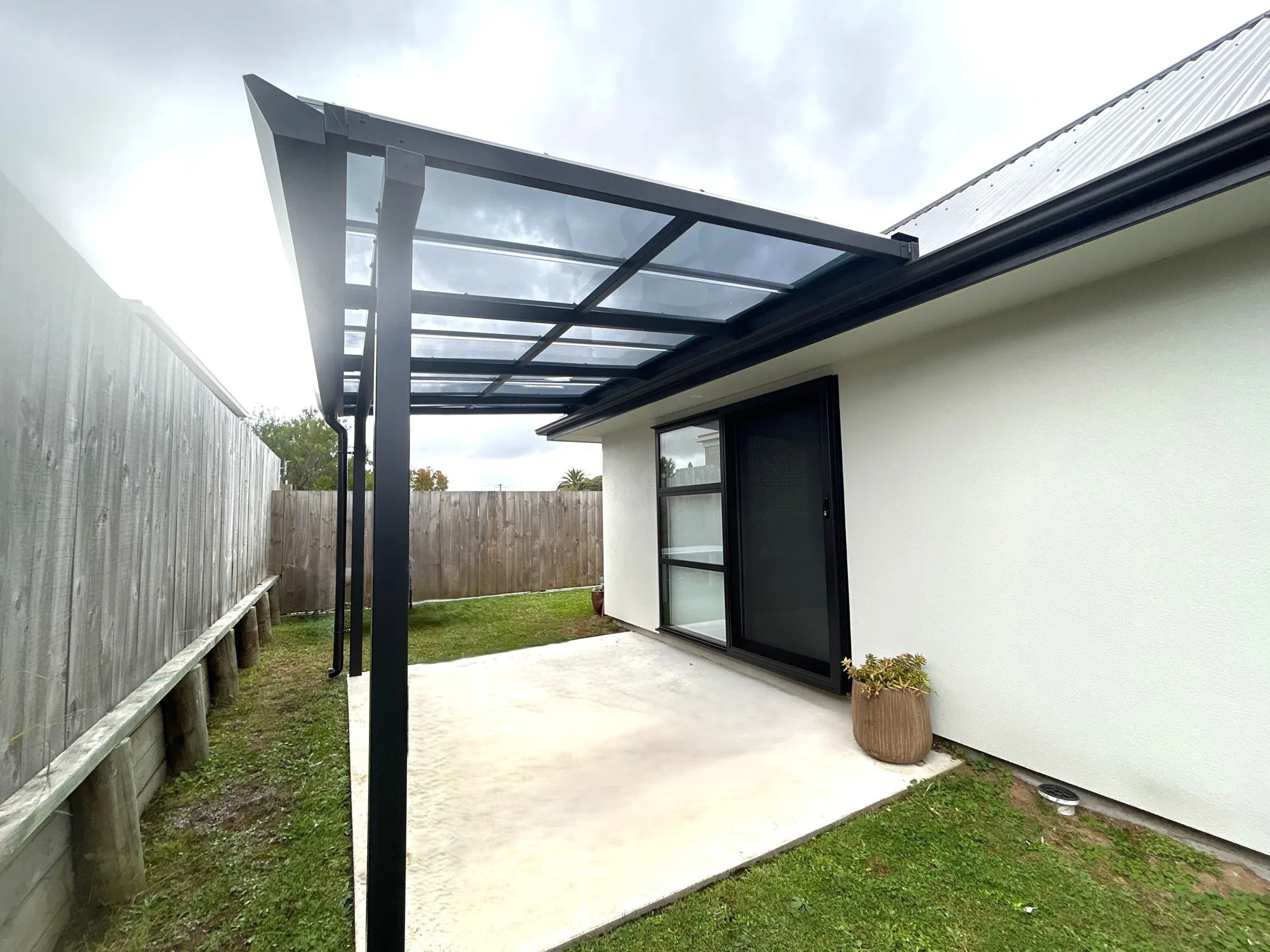 Halo® pergola with Custom Glaze polycarbonate roofing