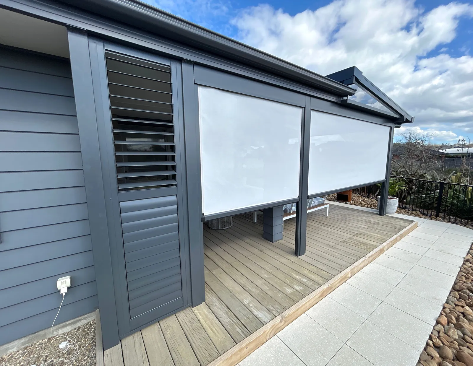 Aluminium shutter and side panels filling an outdoor structure